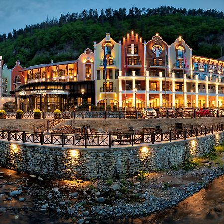 Crowne Plaza - Borjomi By Ihg Hotel Екстериор снимка The complex at night