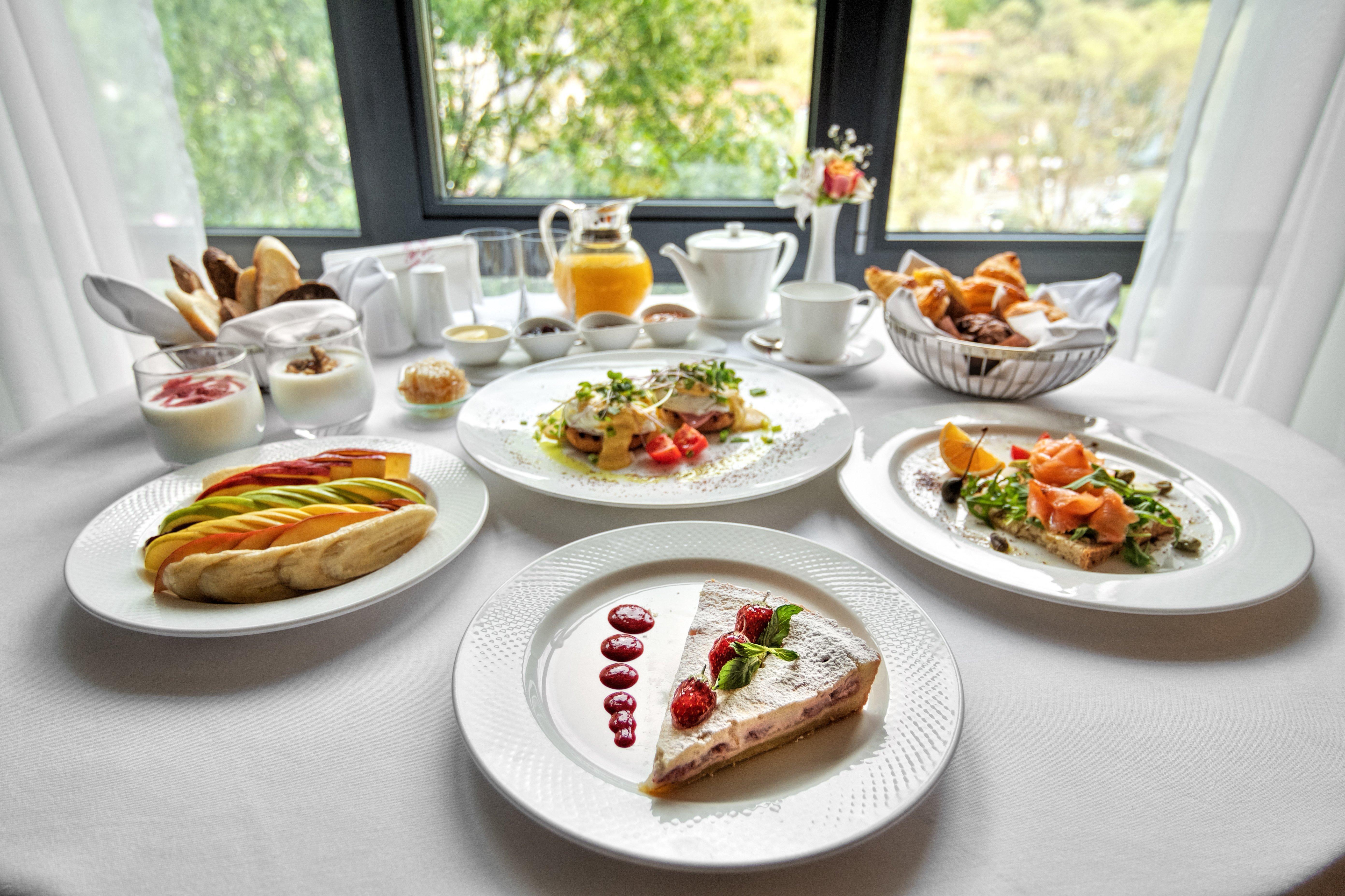 Crowne Plaza - Borjomi By Ihg Hotel Екстериор снимка A breakfast buffet