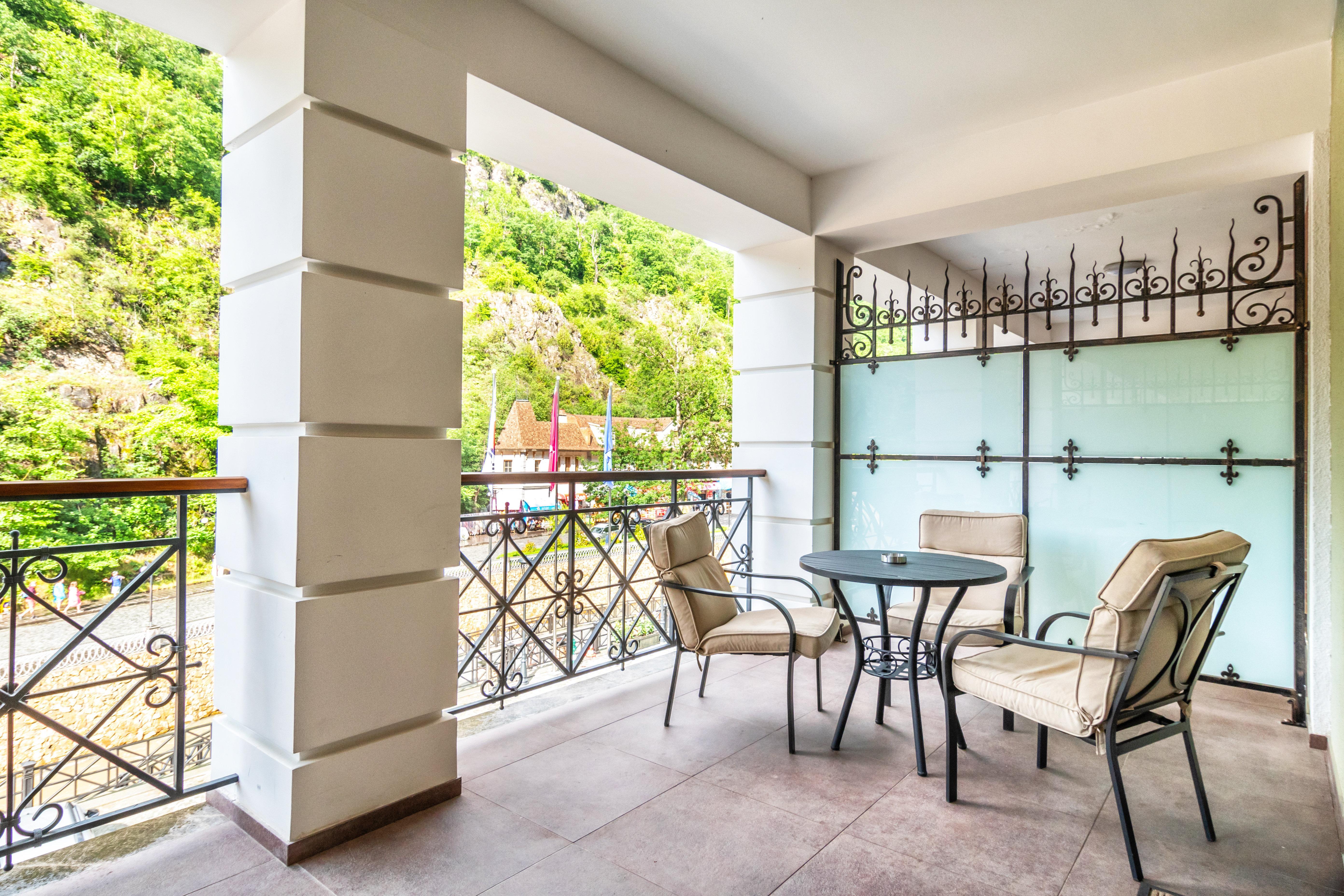 Crowne Plaza - Borjomi By Ihg Hotel Екстериор снимка A balcony