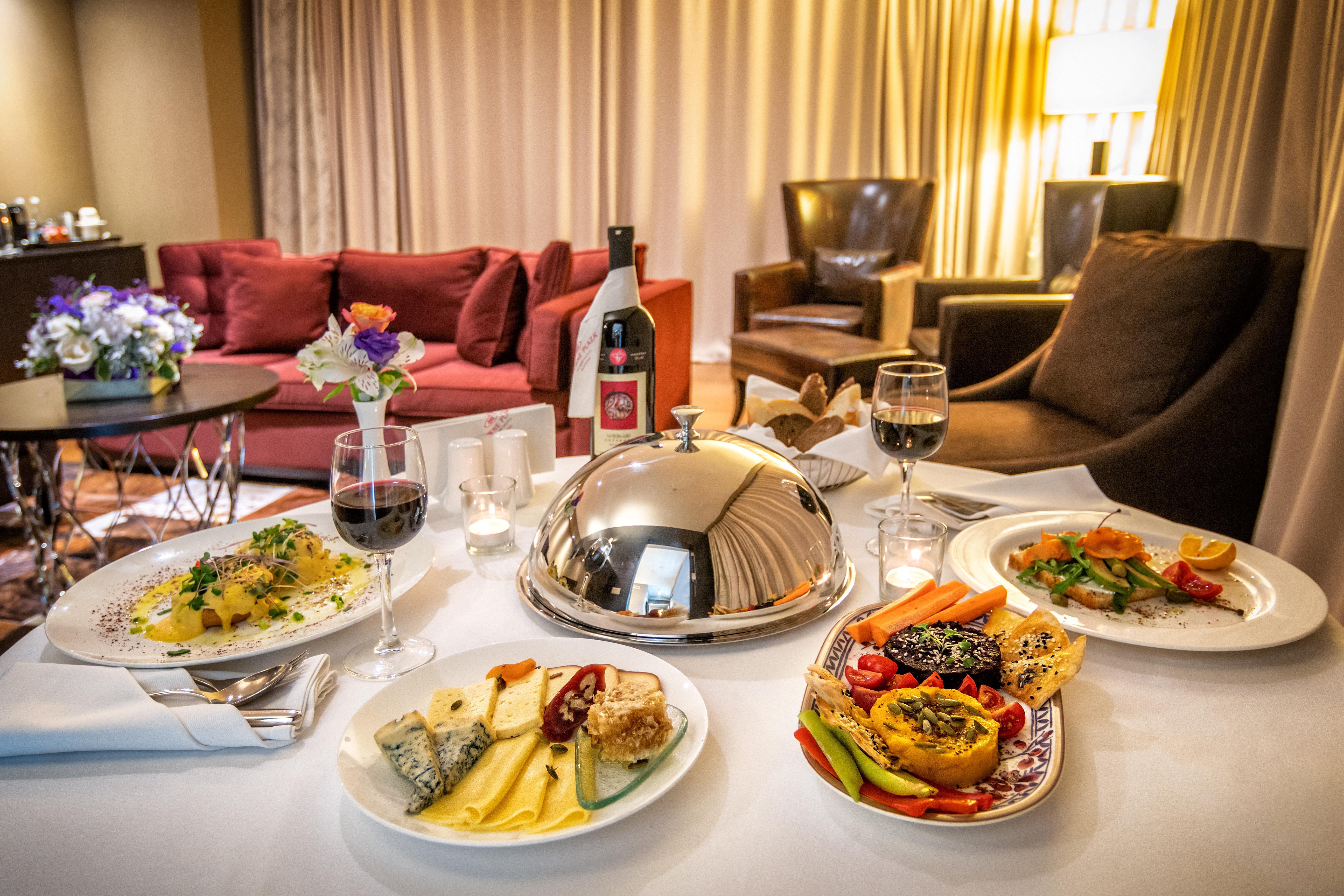 Crowne Plaza - Borjomi By Ihg Hotel Екстериор снимка In-room dining at the Mandarin Oriental, Munich