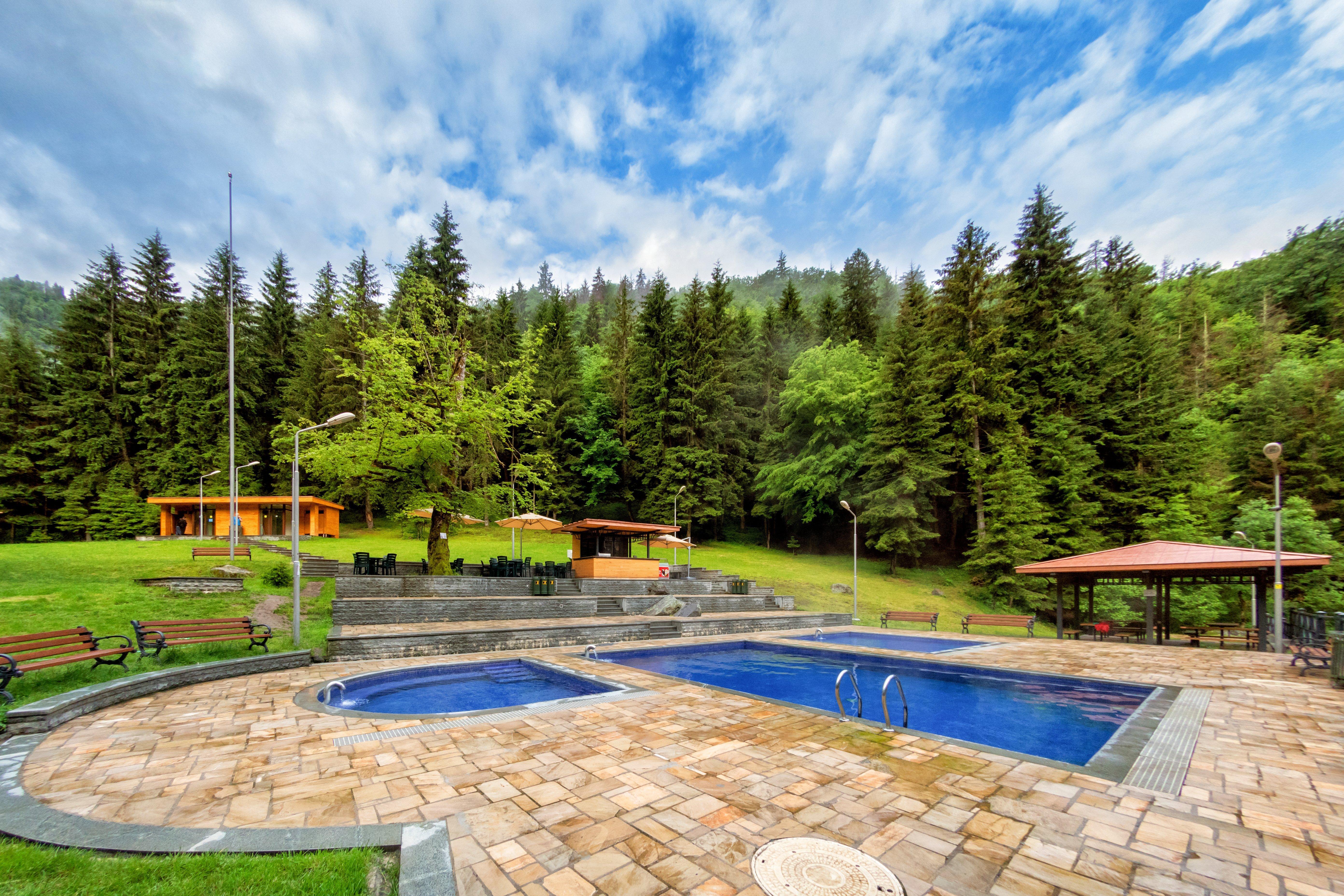Crowne Plaza - Borjomi By Ihg Hotel Екстериор снимка The swimming pool at the spa resort