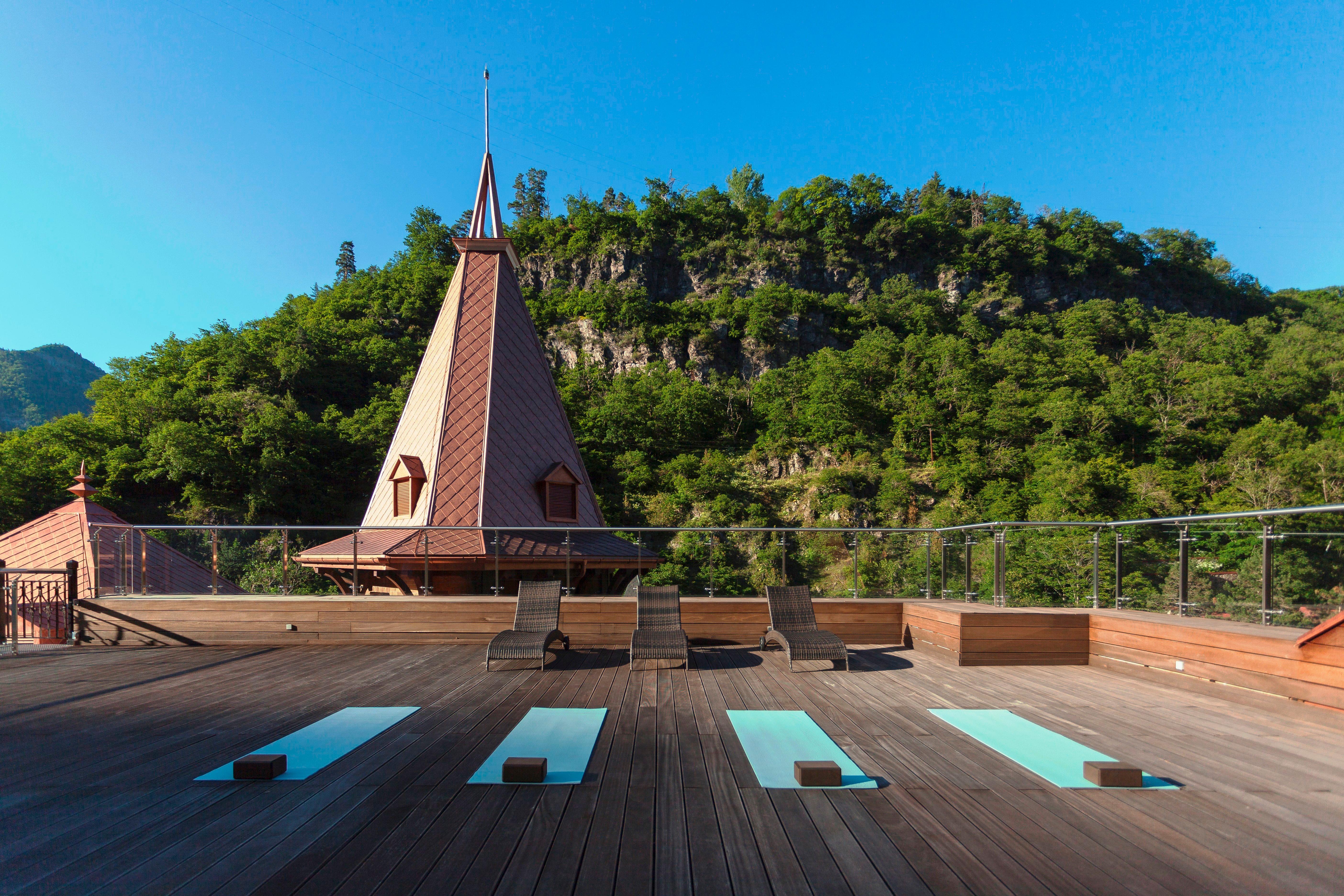 Crowne Plaza - Borjomi By Ihg Hotel Екстериор снимка The roof of the hotel
