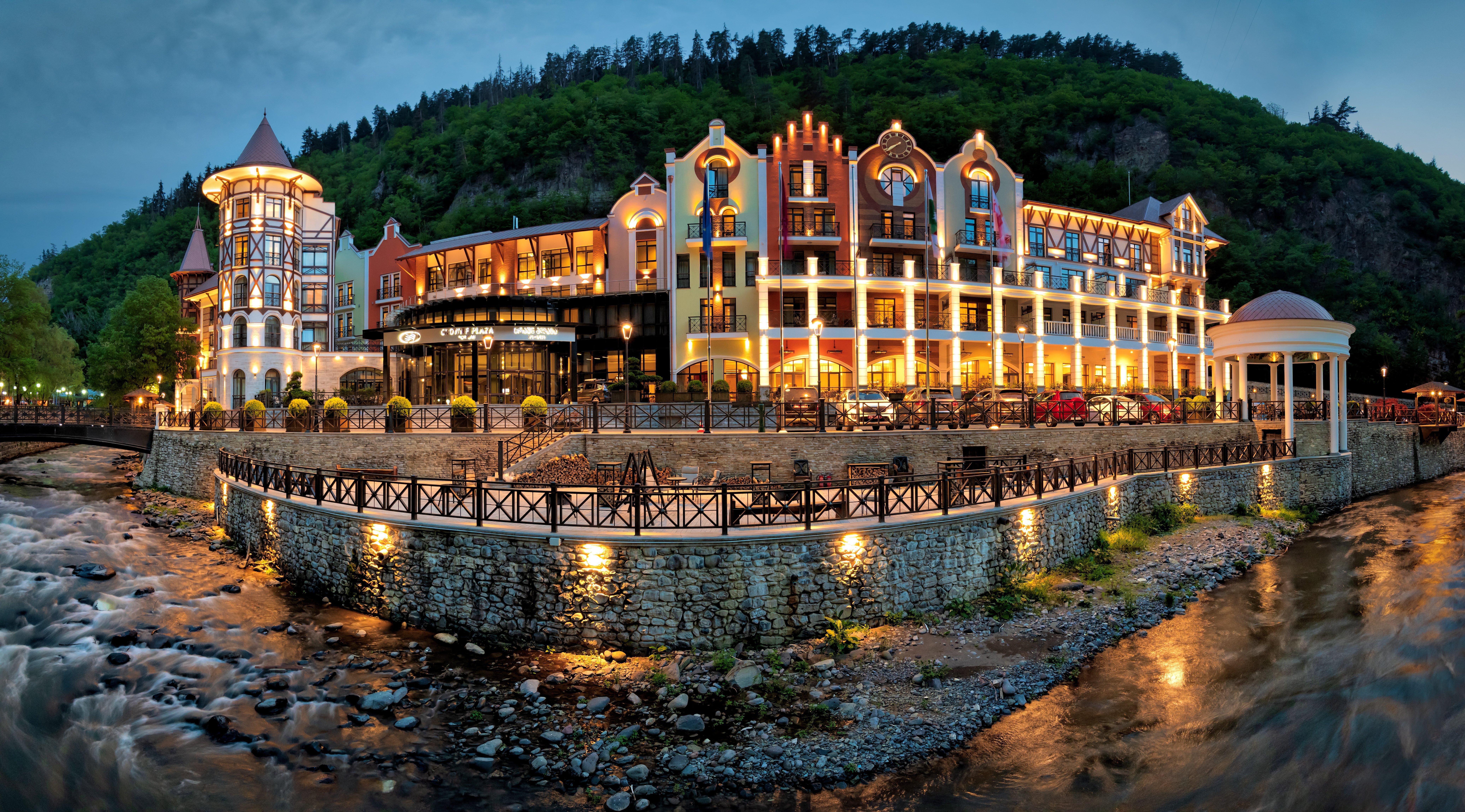 Crowne Plaza - Borjomi By Ihg Hotel Екстериор снимка The complex at night