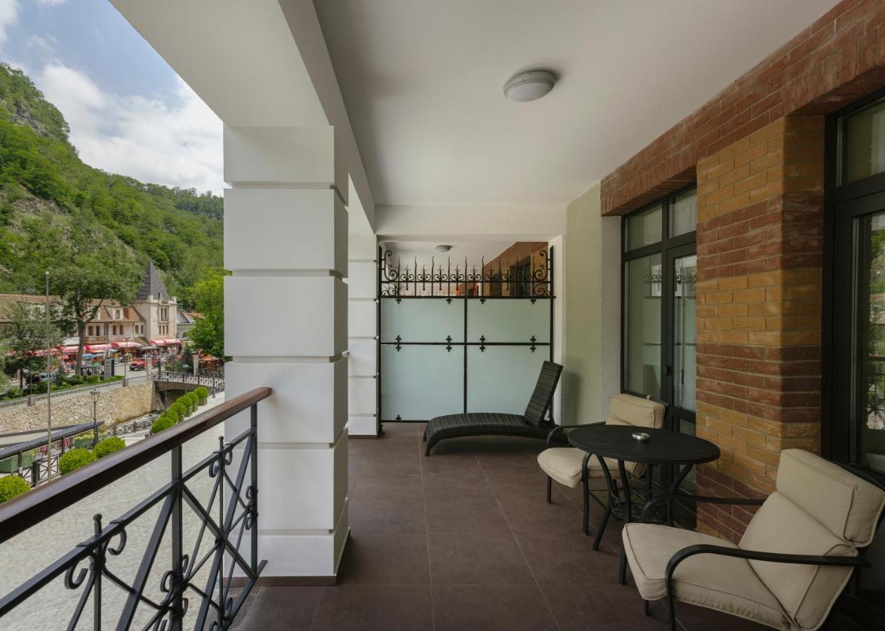 Crowne Plaza - Borjomi By Ihg Hotel Екстериор снимка A balcony