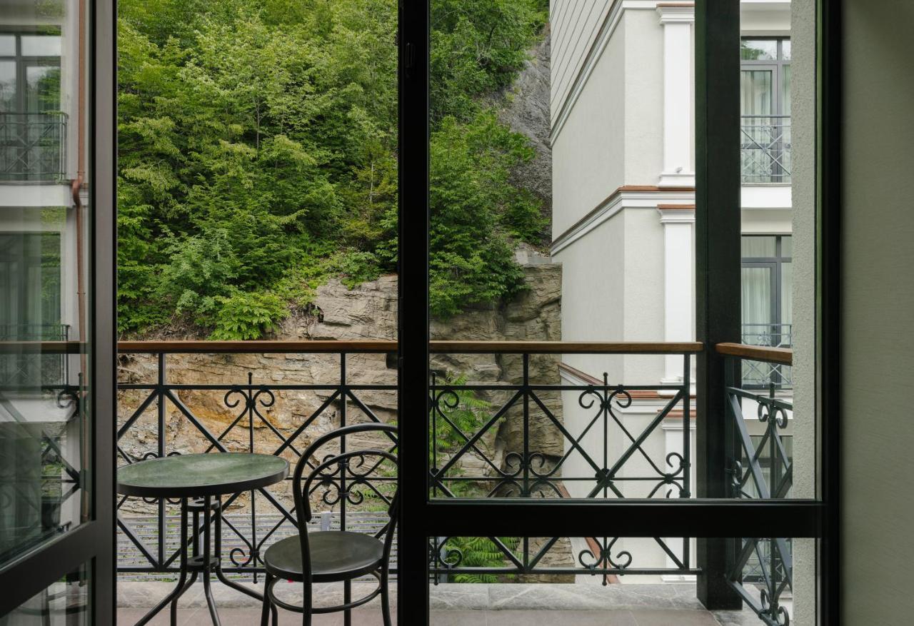 Crowne Plaza - Borjomi By Ihg Hotel Екстериор снимка A balcony