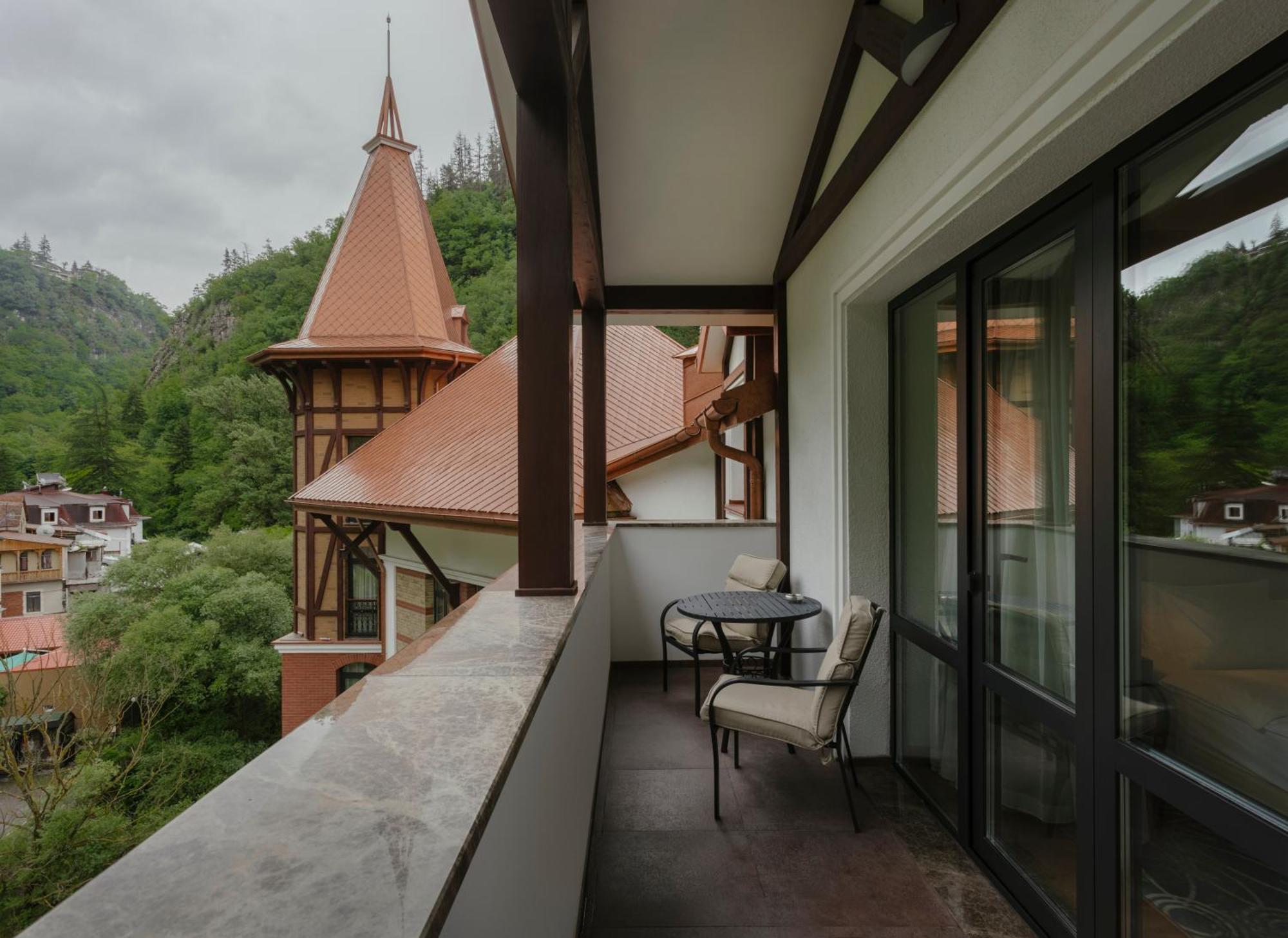 Crowne Plaza - Borjomi By Ihg Hotel Екстериор снимка A balcony